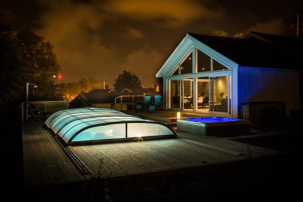 Lågt pooltak som skyddar poolen året runt