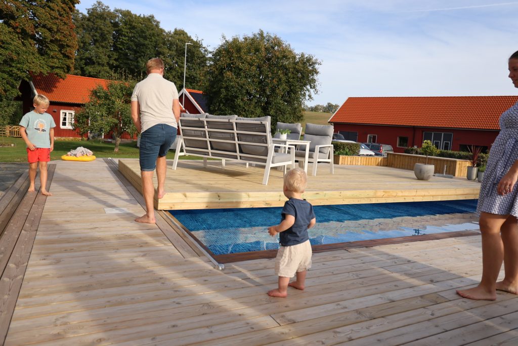 Pooltäckning i trädäcksutförande som går att gå på